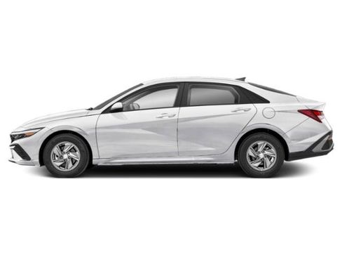 Certified 2025 Hyundai Elantra SE image 3