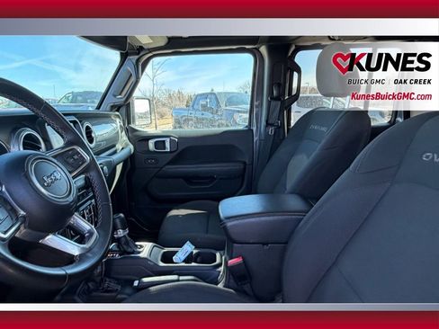 Used 2023 Jeep Gladiator Overland image 9