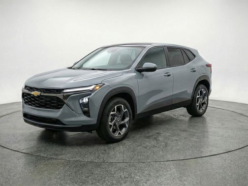 Used 2025 Chevrolet Trax LT w/ LT Convenience Package image 3