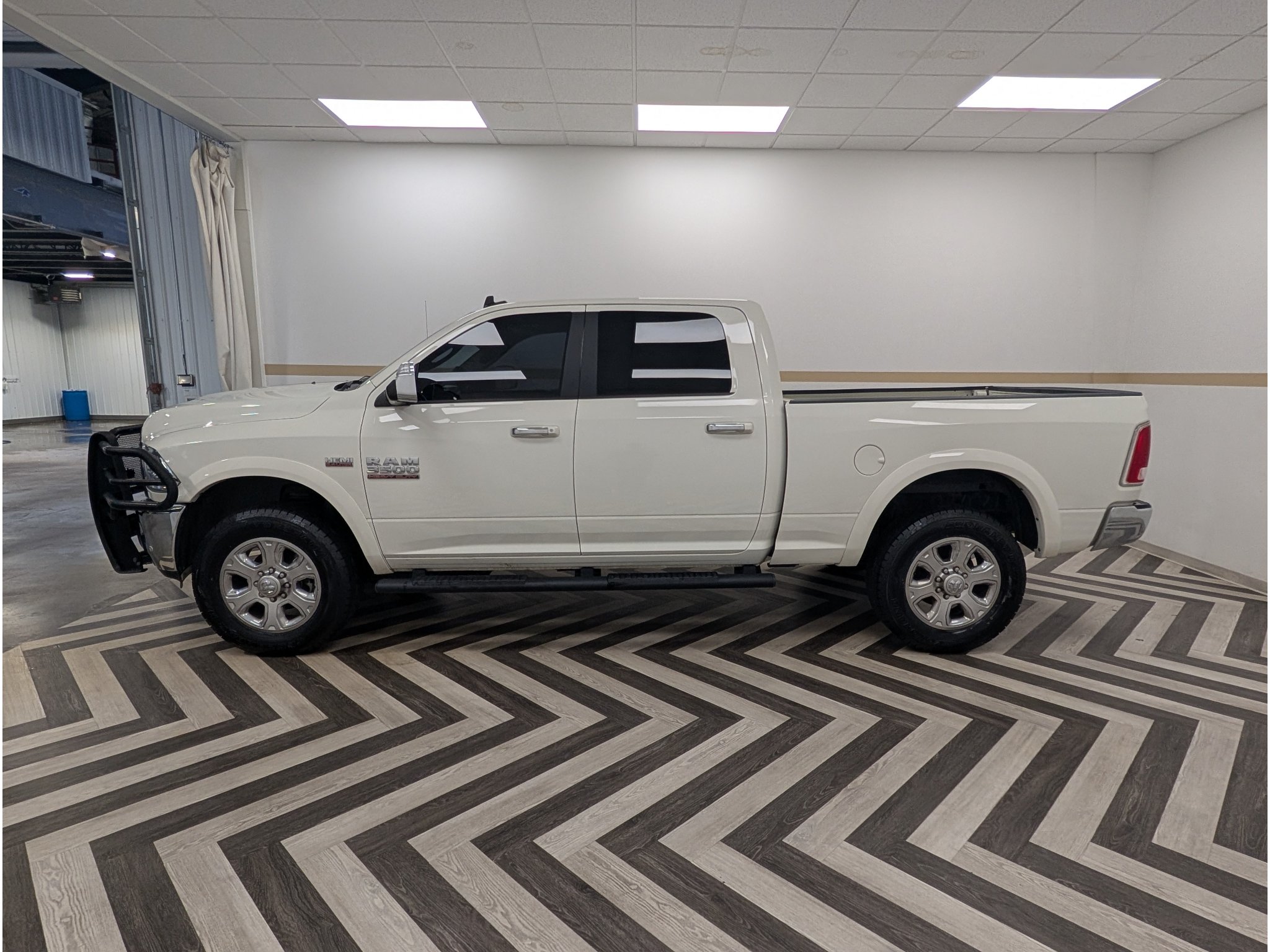 Used 2017 RAM 3500 Laramie AWD/4WD image 3