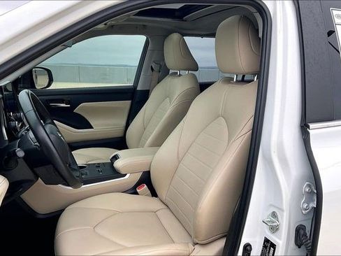 Used 2023 Toyota Highlander XLE image 30