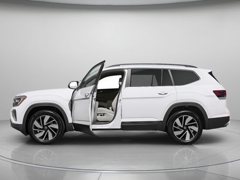 Used 2024 Volkswagen Atlas SE FWD image 2
