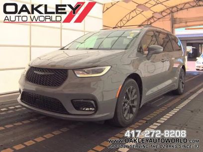 Used 2021 Chrysler Pacifica Touring w/ Uconnect Theater Family Group