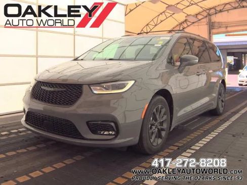 Used 2021 Chrysler Pacifica Touring w/ Uconnect Theater Family Group FWD image 1