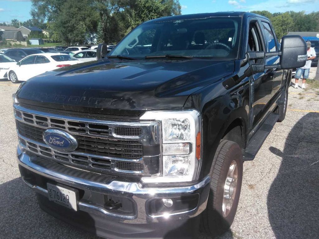 Used 2025 Ford F250 XLT AWD/4WD image 3