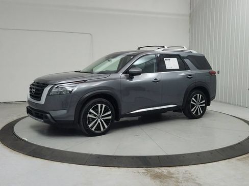 Used 2025 Nissan Pathfinder Platinum w/ Cargo Package FWD image 4