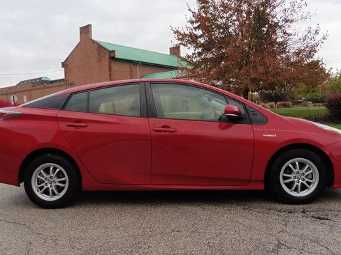 Used 2017 Toyota Prius Two image 12