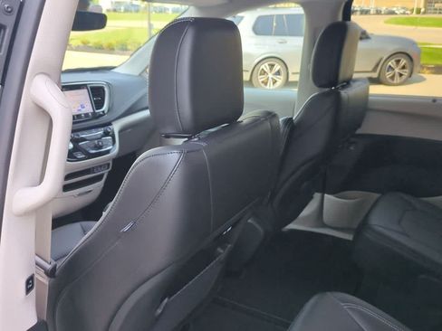 Used 2024 Chrysler Pacifica Touring-L AWD/4WD image 17