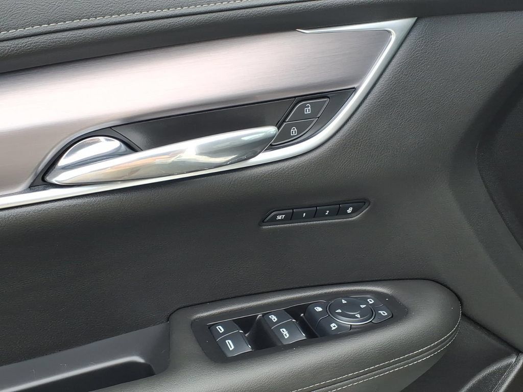 Used 2024 Cadillac XT6 Luxury AWD/4WD image 4