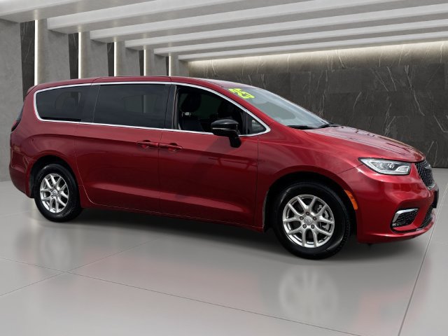 Used 2025 Chrysler Pacifica Select FWD image 8