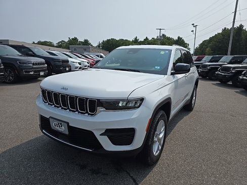 Certified 2025 Jeep Grand Cherokee Laredo X image 3
