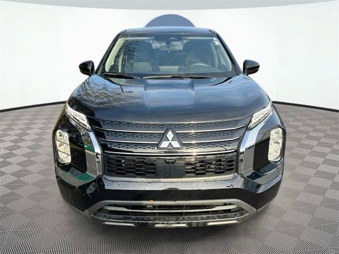 Used 2024 Mitsubishi Outlander ES image 2