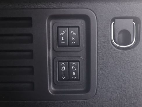 Used 2025 Chevrolet Traverse RS AWD/4WD image 33