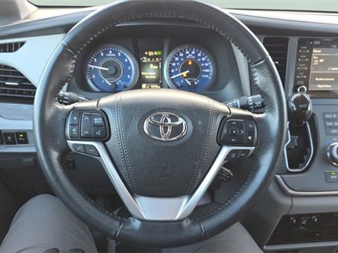 Used 2020 Toyota Sienna Limited image 17