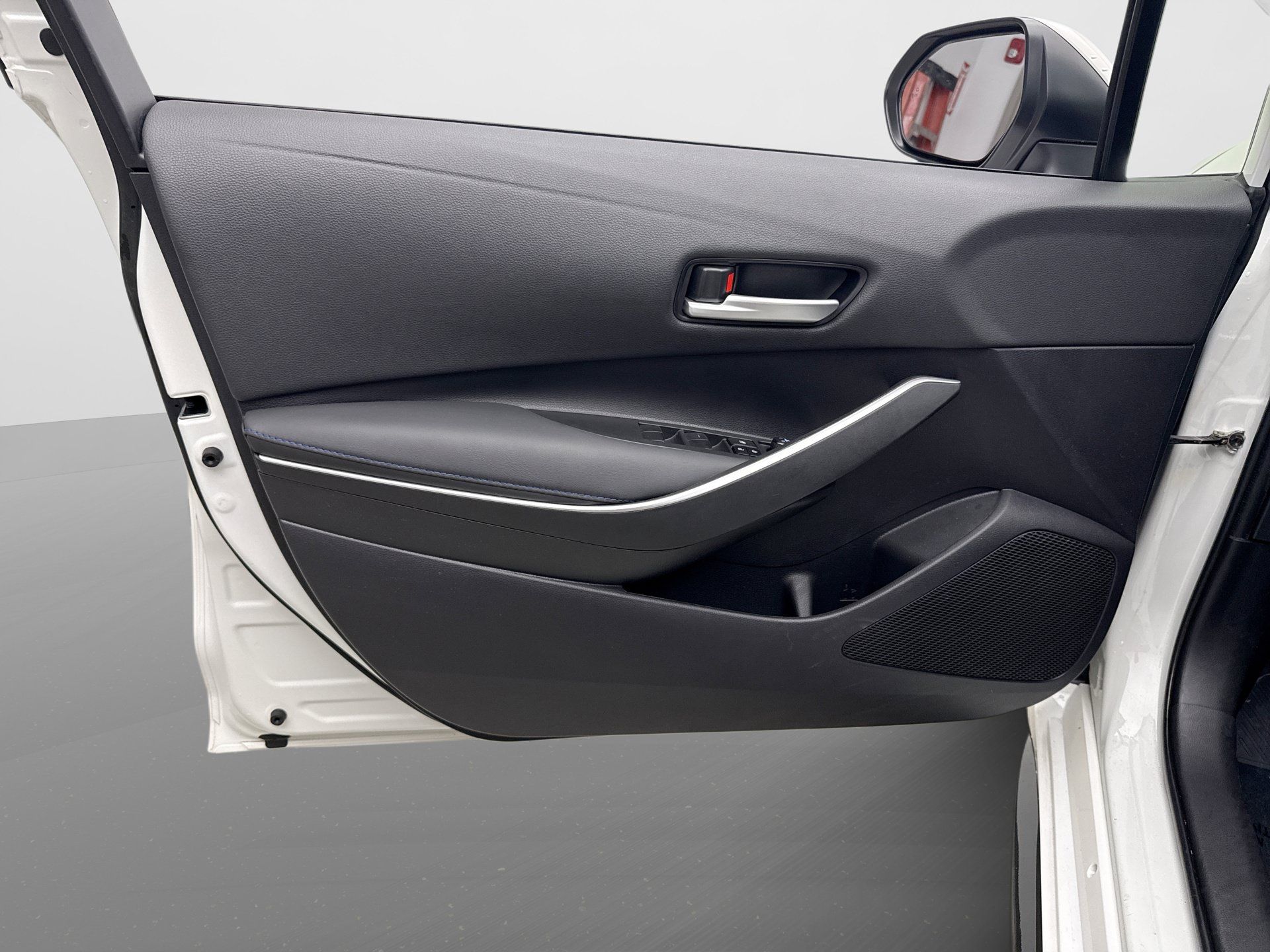 Used 2022 Toyota Corolla SE w/ SE Premium Package FWD image 9