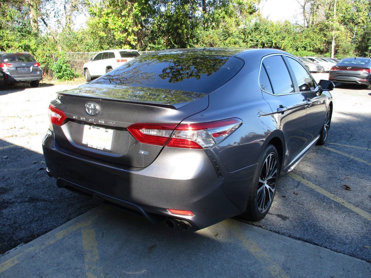 Used 2018 Toyota Camry SE FWD image 3