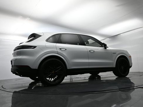 Certified 2024 Porsche Cayenne image 53