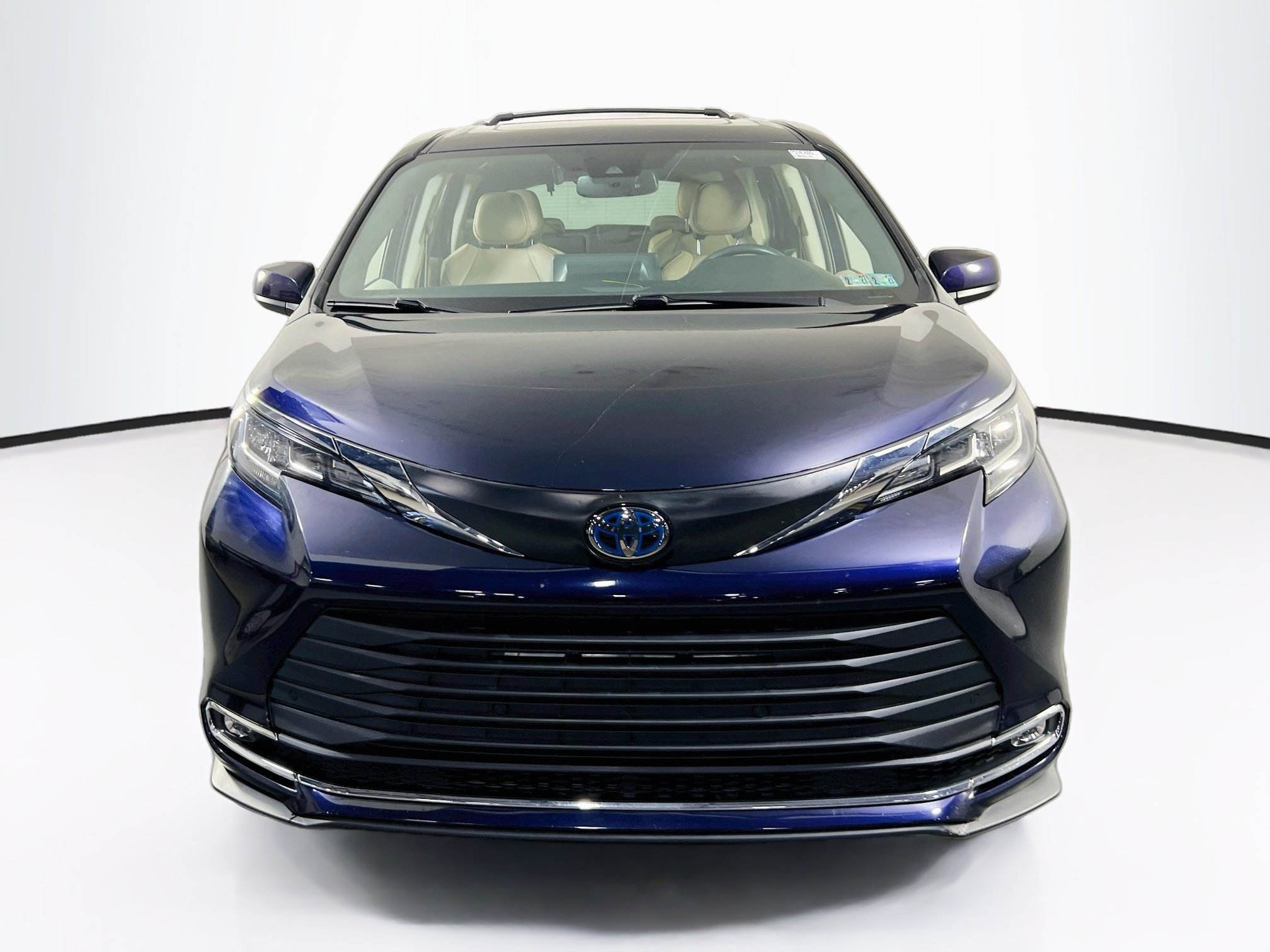 Used 2023 Toyota Sienna XLE FWD image 2
