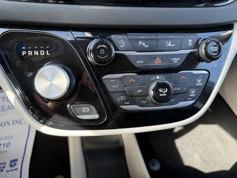 Used 2023 Chrysler Pacifica Touring-L image 27