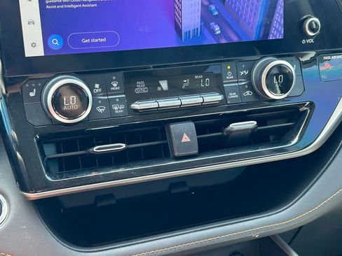 Used 2023 Toyota Highlander Bronze Edition FWD image 36