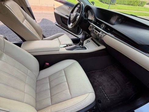 Used 2016 Lexus ES 350 w/ Luxury Package w/Wood Trim FWD image 4