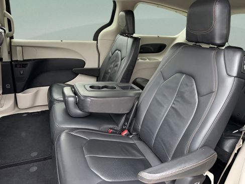 Used 2017 Chrysler Pacifica Touring-L Plus FWD image 23