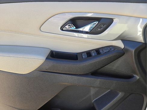 Used 2023 Chevrolet Traverse LS image 20