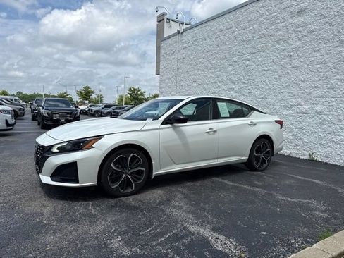 Used 2023 Nissan Altima 2.5 SR w/ SR Premium Package AWD/4WD image 3
