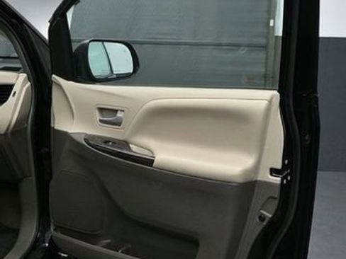 Used 2018 Toyota Sienna XLE AWD/4WD image 13