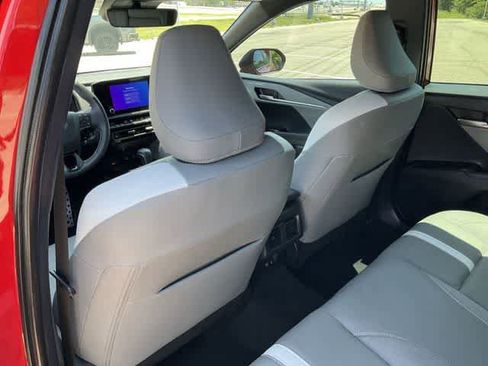 Used 2025 Toyota Camry SE w/ Convenience Package FWD image 14