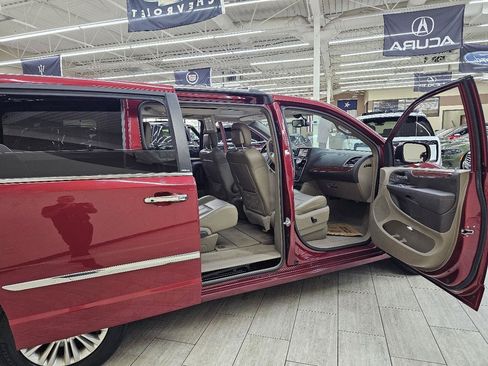 Used 2013 Chrysler Town & Country Limited w/ Luxury Group FWD image 16