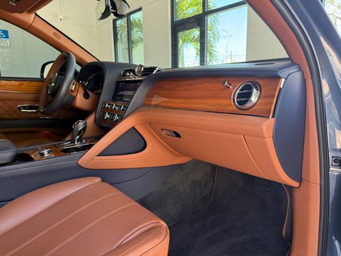 Used 2021 Bentley Bentayga image 33