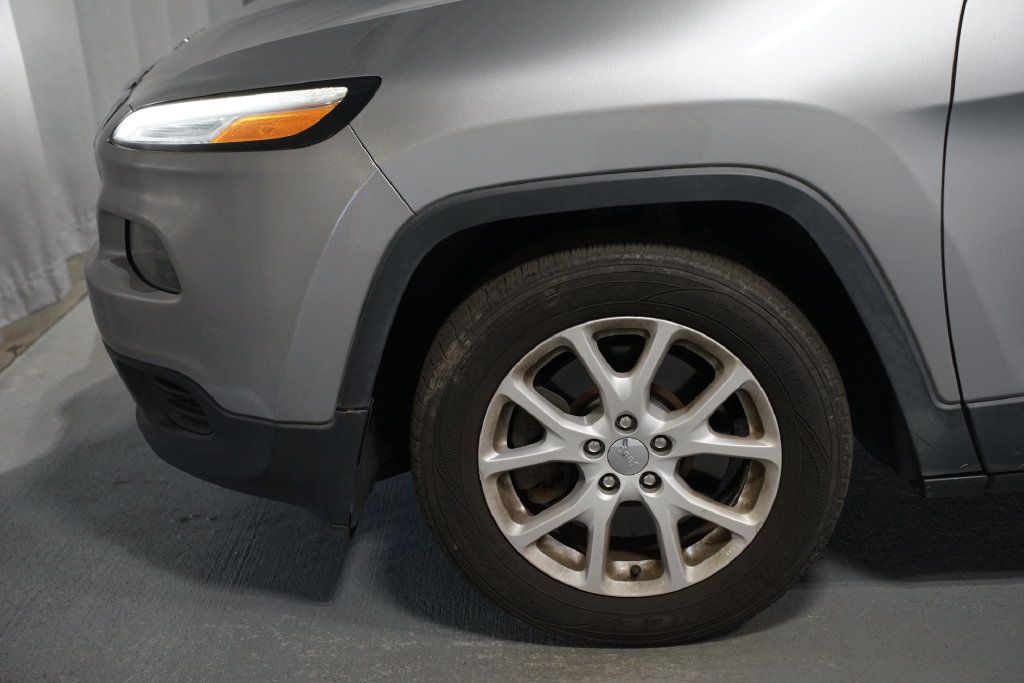 Used 2016 Jeep Cherokee Sport FWD image 5