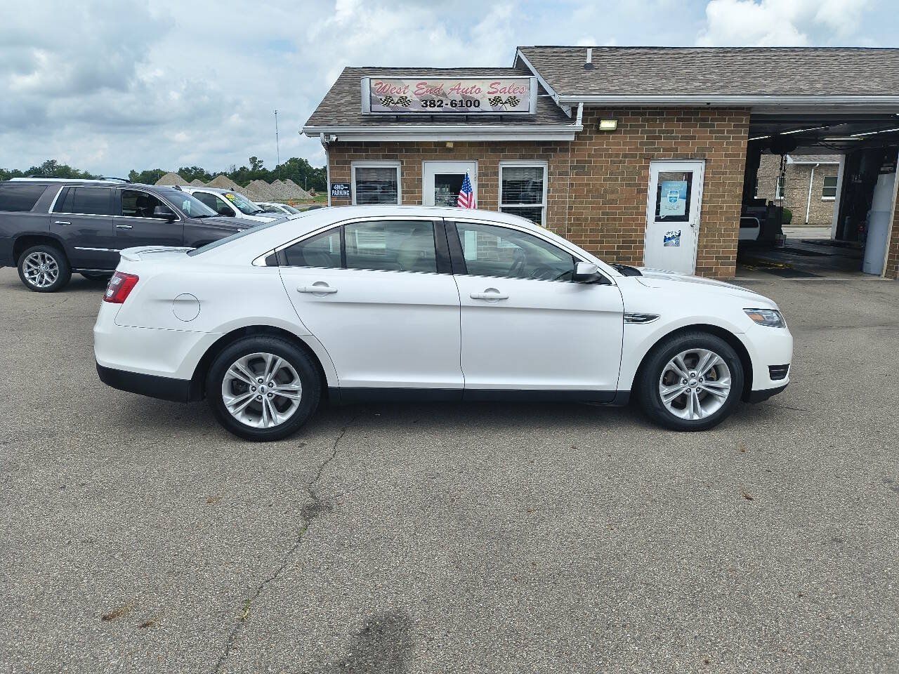 Used 2018 Ford Taurus SEL w/ Equipment Group 201A FWD image 2