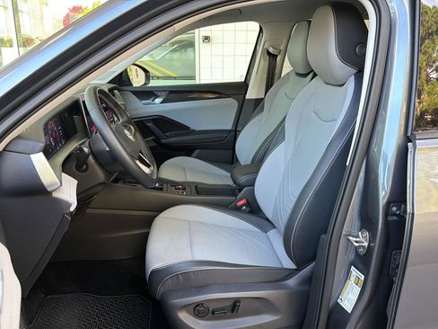 Certified 2026 Volkswagen Tiguan SE w/ Panoramic Sunroof Package FWD image 15