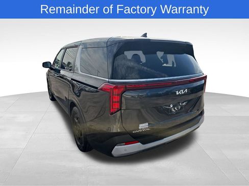 Used 2025 Kia Carnival FWD image 4