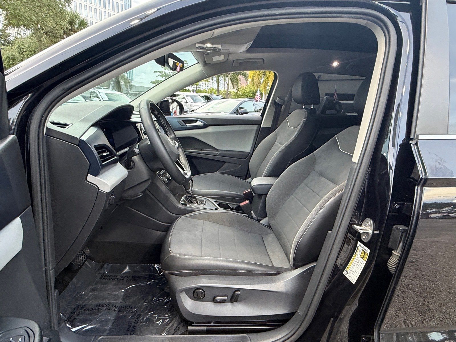 Used 2023 Volkswagen Taos SE w/ Panoramic Sunroof Package FWD image 9