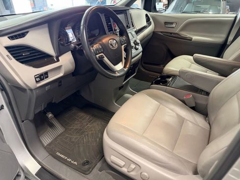 Used 2019 Toyota Sienna XLE Premium image 16