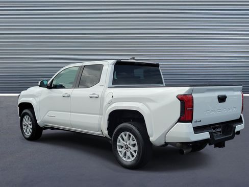 Used 2024 Toyota Tacoma SR5 AWD/4WD image 4