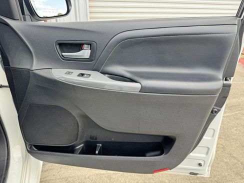 Used 2015 Toyota Sienna SE Premium image 41