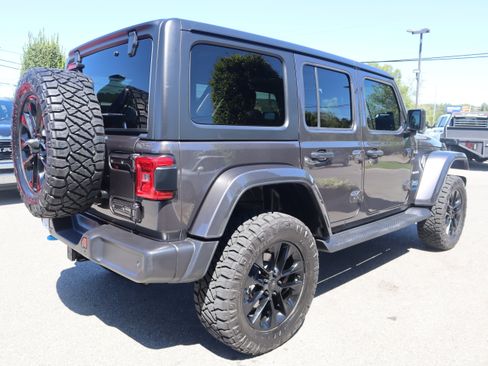 Used 2022 Jeep Wrangler Unlimited Sahara w/ Cold Weather Group image 6