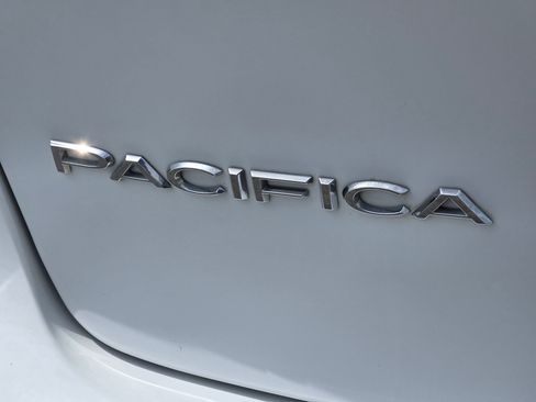 Used 2022 Chrysler Pacifica Touring-L FWD image 37