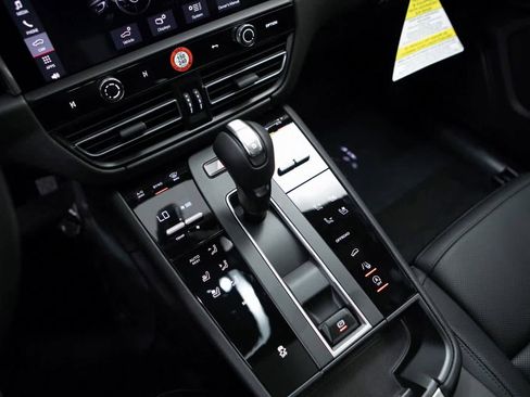 Certified 2025 Porsche Macan image 16