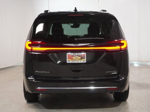 New 2023 Chrysler Pacifica Limited w/ Uconnect Theater Family Group image 10