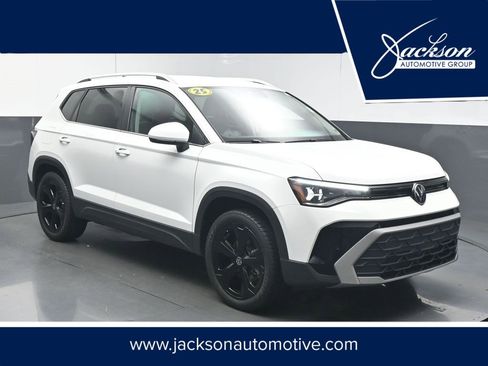 Used 2025 Volkswagen Taos SE image 1