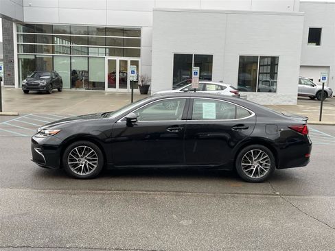 Used 2017 Lexus ES 350 w/ Luxury Package image 2