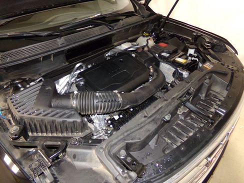 Used 2023 GMC Acadia SLT image 29