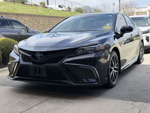 Used 2024 Toyota Camry SE image 2
