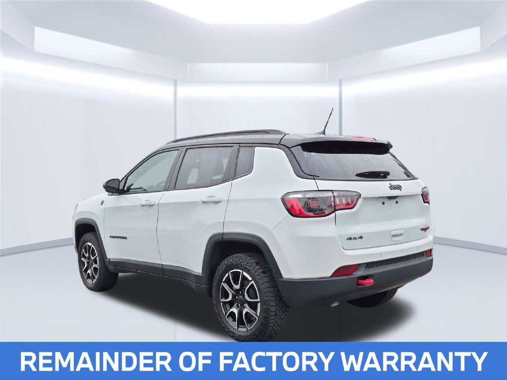 Used 2025 Jeep Compass Trailhawk AWD/4WD image 2