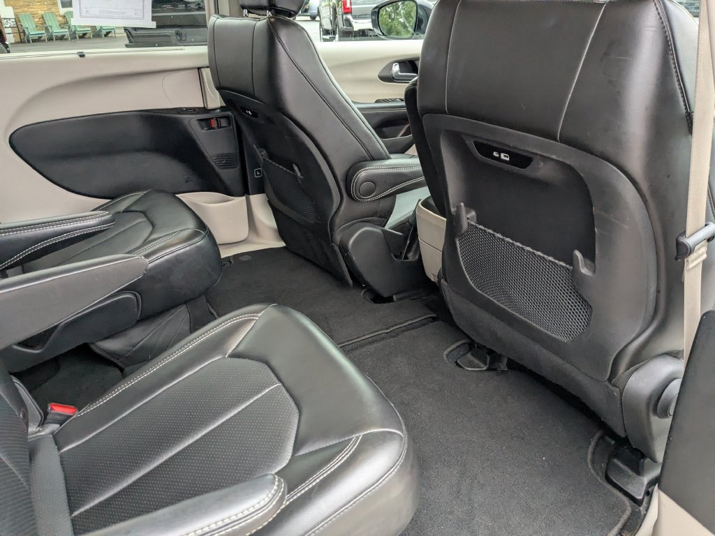 Used 2024 Chrysler Pacifica Touring-L FWD image 17